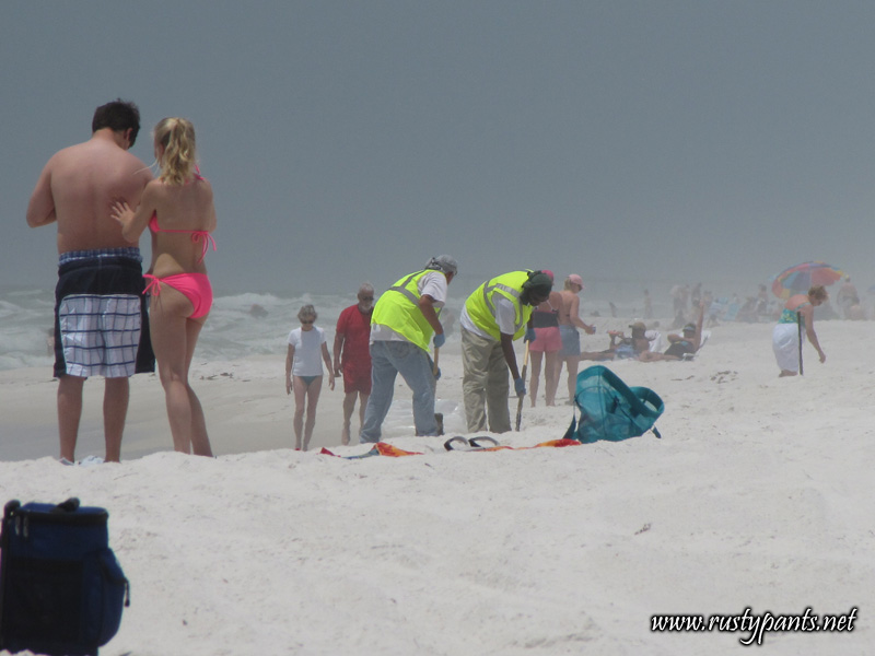 oilspill 03 BP's oil spill cleanup workers amid the beach folks 6-5-2010